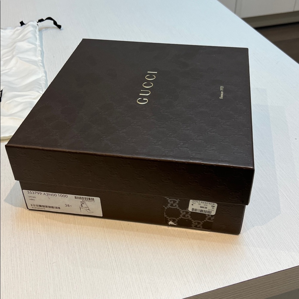 Gucci - like new t-strap heels - Picture 11 of 11